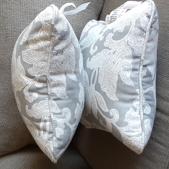 Sunbrella pair of throw pillows - Picture 7 of 8